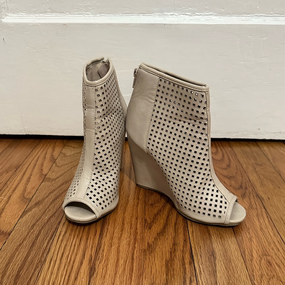 Nude Wedges